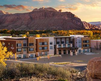 إليمينت موب - موآب - مبنى