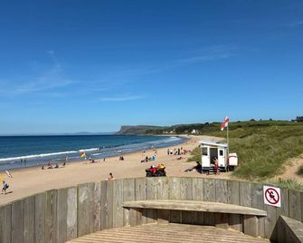 Marine Hotel Ballycastle - Ballycastle - Beach