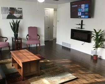 Hollywood! Professionally Cleaned, Self Check In - Sleeps 10 - 拉辛 - 客廳