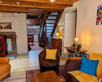 Charming farmhouse accommodation with WIFI and parking in Saint-Bresson - Saint-Bresson - Salon