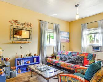 Guest Suite in Portland Area with Shared Patio - Beaverton - Living room