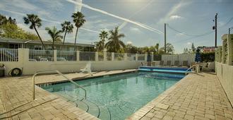 Regency Inn & Suites Sarasota - Sarasota - Alberca