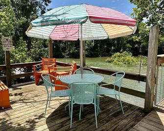 The Shanty + Private Sandy Beach + Wi-Fi (very secluded) - Pocahontas - Patio