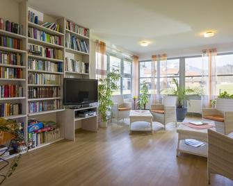 Wellness Ferienwohnung Schweinsteiger mit Hallenbad und Sauna - Oberaudorf - Wohnzimmer