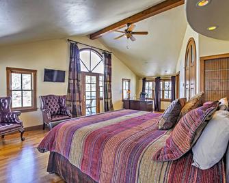 2.5-acre estate boasting 6,000 Sq. feet, with private hot tub & chef's kitchen - Glenwood Springs - Bedroom