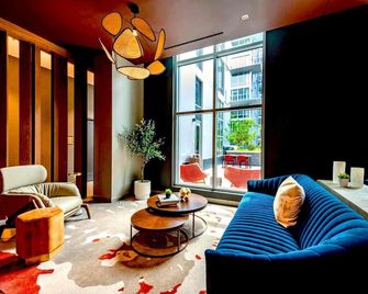 Stylish Condo at Clarendon with Rooftop Views - Arlington - Salon