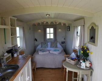 Secluded, peaceful large Shepherd hut on 14 acre smallholding. - Barnstaple - Bedroom
