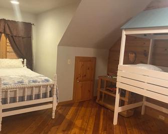 Serene Riverfront Retreat Near Historic Camden Sleeps 9 With Rv Hookup, Wifi, Ac - Camden - Bedroom