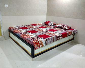 Sree Guru Sannidhi A Budget Luxury Lodge - Mantralayam - Bedroom