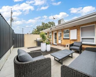 One Tea House - Contemporary Cityside Comfort - Keswick - Balcón