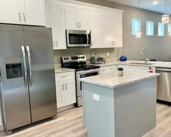 The Billiard close to downtown with fenced yard - Sanford - Kitchen