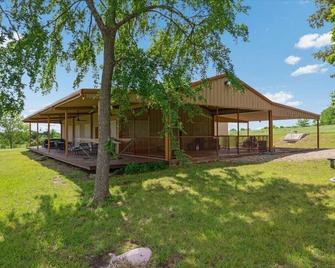 Friede's Hideaway - The perfect retreat with a private pond, hot tub & much more - Calera - Building