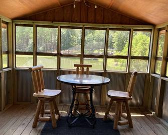 Charming tiny house with AC in delightful Sardis Lake. - Sardis - Comedor
