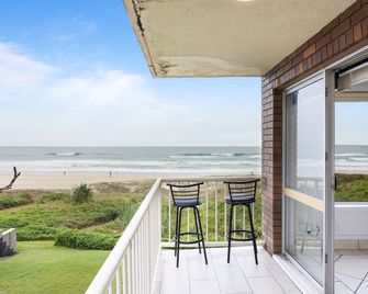 Wake to Waves in Spacious 3-Bed Beachfront Unit - Mermaid Beach