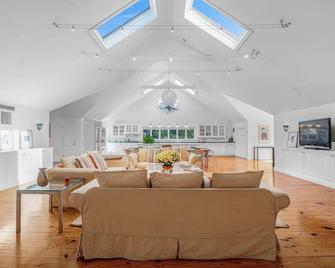 Large Modern North Fork Barn: Vineyards in Backyard,Harbes Farms - Wading River - Sala de estar
