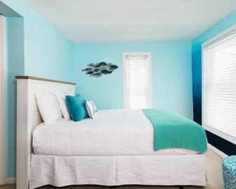 Looking Glass Beachfront Inn - Grand Haven - Bedroom