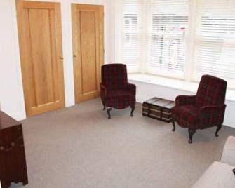 Mrs Salisbury's Serviced Accommodation - Maldon - Living room