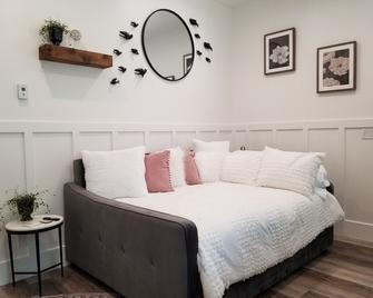 Modern Studio with Washer & Dryer - Layton - Bedroom
