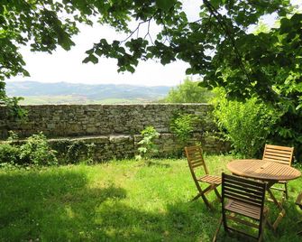 Character cottage in the heart of Rougiers de Camarès - Camarès - Patio