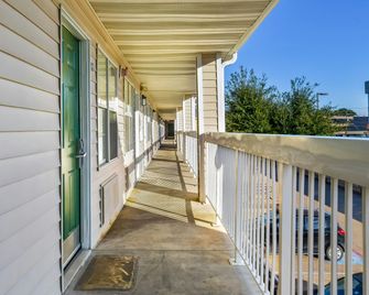 Hometowne Studios by Red Roof Dallas - North Addison/Tollway - Addison - Balkon