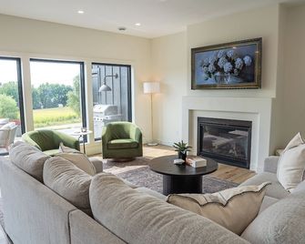 Spacious & luxurious 5-bedroom house with amazing views of Lake MInnewaska! - Starbuck - Living room