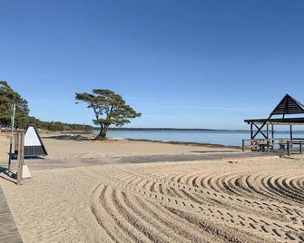 4 Bedroom Cozy Home In Åhus - Åhus - Beach