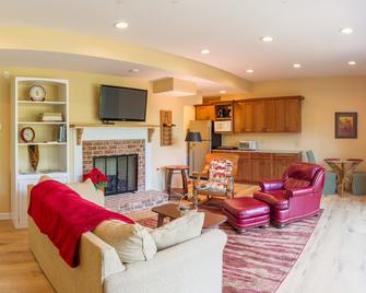 Martin Suite · Martin Suite | Views & Close to Heart of Cville - Ivy - Living room