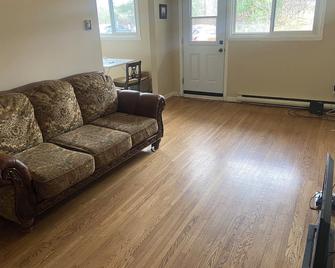Private Cozy Room in Downtown Deep River - Deep River Depot - Living room