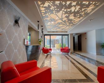 เมนดอส การ์เดน เอ็กซ์คลูซีฟ - เฟทิเย - ล็อบบี้