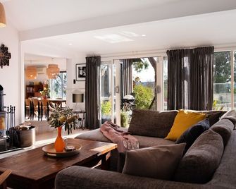 Cornish Hill House - stunning views with pool - Daylesford - Wohnzimmer