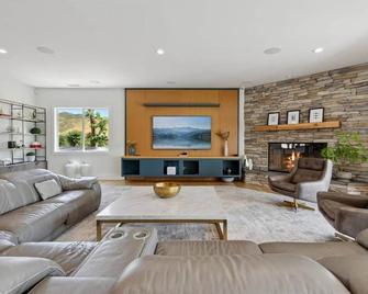 Resort Style Retreat 10 Acre Ranch 4br/4bth - Castaic - Huiskamer