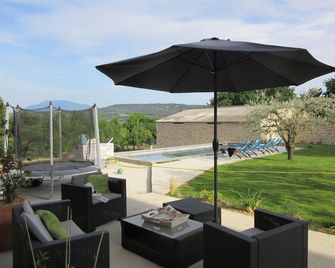 Renovated stone farmhouse with pool and views of Mont Ventoux - Tulette - Innenhof