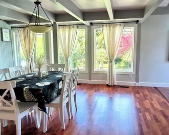 White House Tofino Downtown Villa - Tofino - Dining room