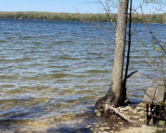 Cozy and Cheerful Cottage- Steps From the Lake! - Northern Bruce Peninsula - Beach