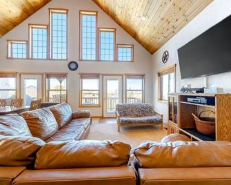 Sunset Chalet - 3Bed, Loft, 2Bath - Sleeps up to 12 - Fraser - Salon