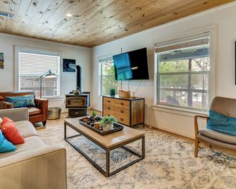 Lakefront Camp Creek Retreat w/ Dock - Franklin - Living room