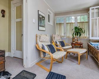 A quiet stay while you are away - Oak Park - Living room