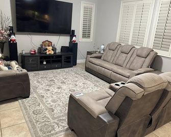 Luxurious spacious 3 Bedrooms 2 baths close to downtown - Tracy - Living room