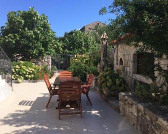 Apartments Vodaric Loznati - Cres - Innenhof