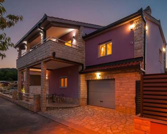 Beautiful Home In Hrvace With Wifi - Hrvace - Building