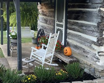 Log Cabin Escape - Full Log Cabin Home - Pulaski - Патіо