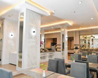 Front One Hk Resort Simpang Lima - Semarang - Restaurant