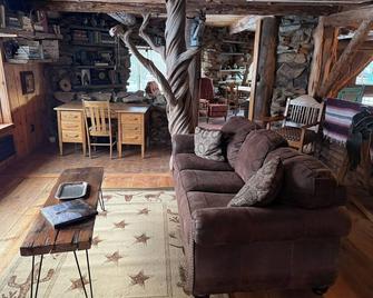 Magical 3-bedroom cabin in tranquil Mancos with WiFi - Mancos - Sala de estar