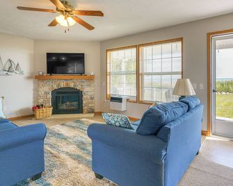 Dog-friendly Home: Lake & Lighthouse Views - Harbor Beach - Living room
