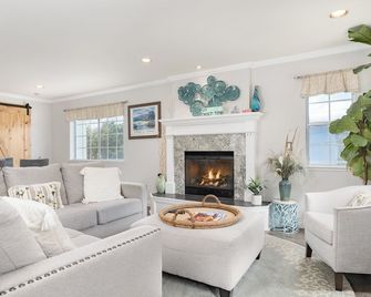 Stunning, Beach Home near Santa Cruz Beach & Boardwalk, Walk Downtown! Superhost - Santa Cruz - Living room