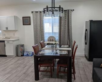 Your dream spacious 4-bedroom 3 bath home with private parking for modern living - Phoenix - Spisestue