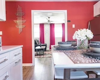 Rear deck w/ Soaking tub + Wi-Fi & Parking - Graham - Comedor