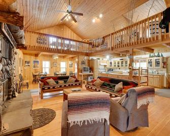 Pet-Friendly House w/ Deck: Near Crater Lake! - Fort Klamath - Sala de estar