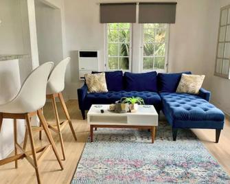 Stylish Beachside. Parking.Views. Frontofbdg. - San Pedro - Living room