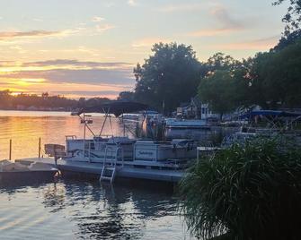 Enjoy the view from relaxing deck overlooking the lake. Water fun and sun. - Shipshewana
